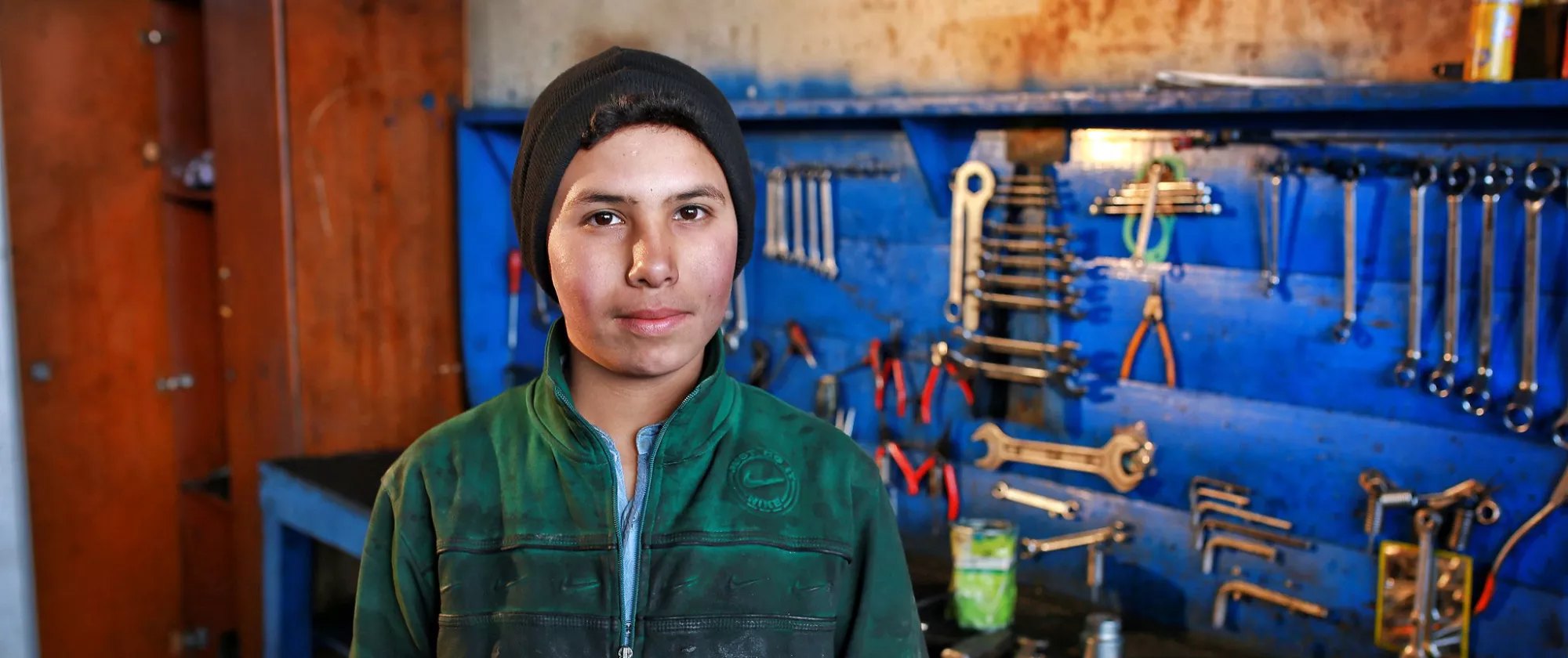 Young apprentice in a mechanical workshop in Türkiye